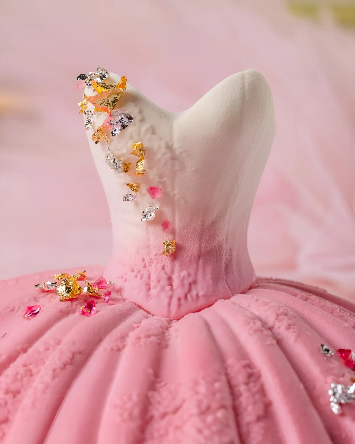 Cafe de la Paix x Repetta 1 Bûche de Noël 2025 du Café de la Paix x Repetto : une création sucrée et couture à l’Opéra