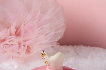 Bûche de Noël 2025 du Café de la Paix x Repetto : une création sucrée et couture à l’Opéra