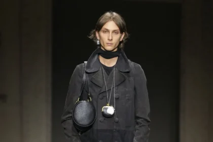 La collection COACH printemps 2026 révèle l'optimisme urbain de Stuart Vevers