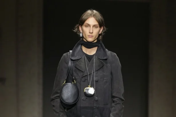 La collection COACH printemps 2026 révèle l'optimisme urbain de Stuart Vevers