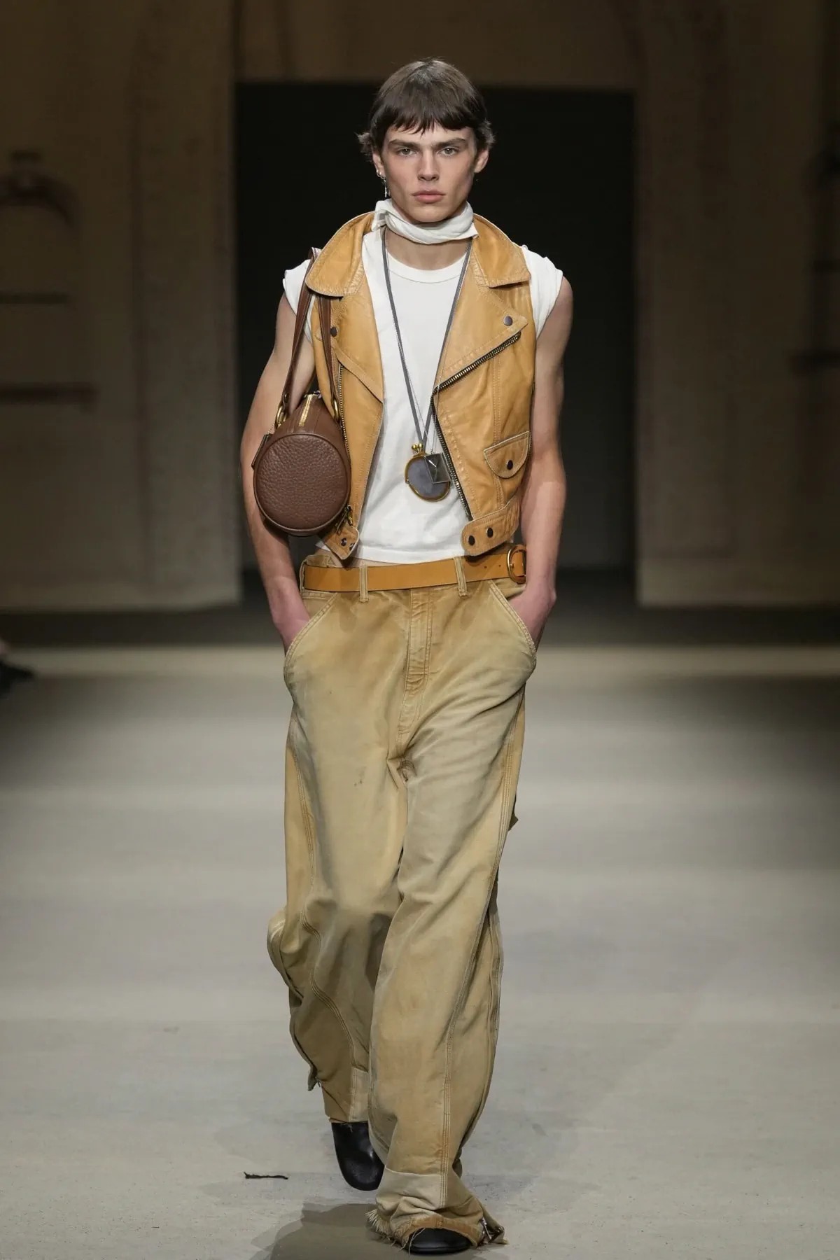 La collection COACH printemps 2026 révèle l'optimisme urbain de Stuart Vevers