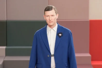 La collection FENDI printemps 2026 ose un vestiaire masculin audacieux et raffiné