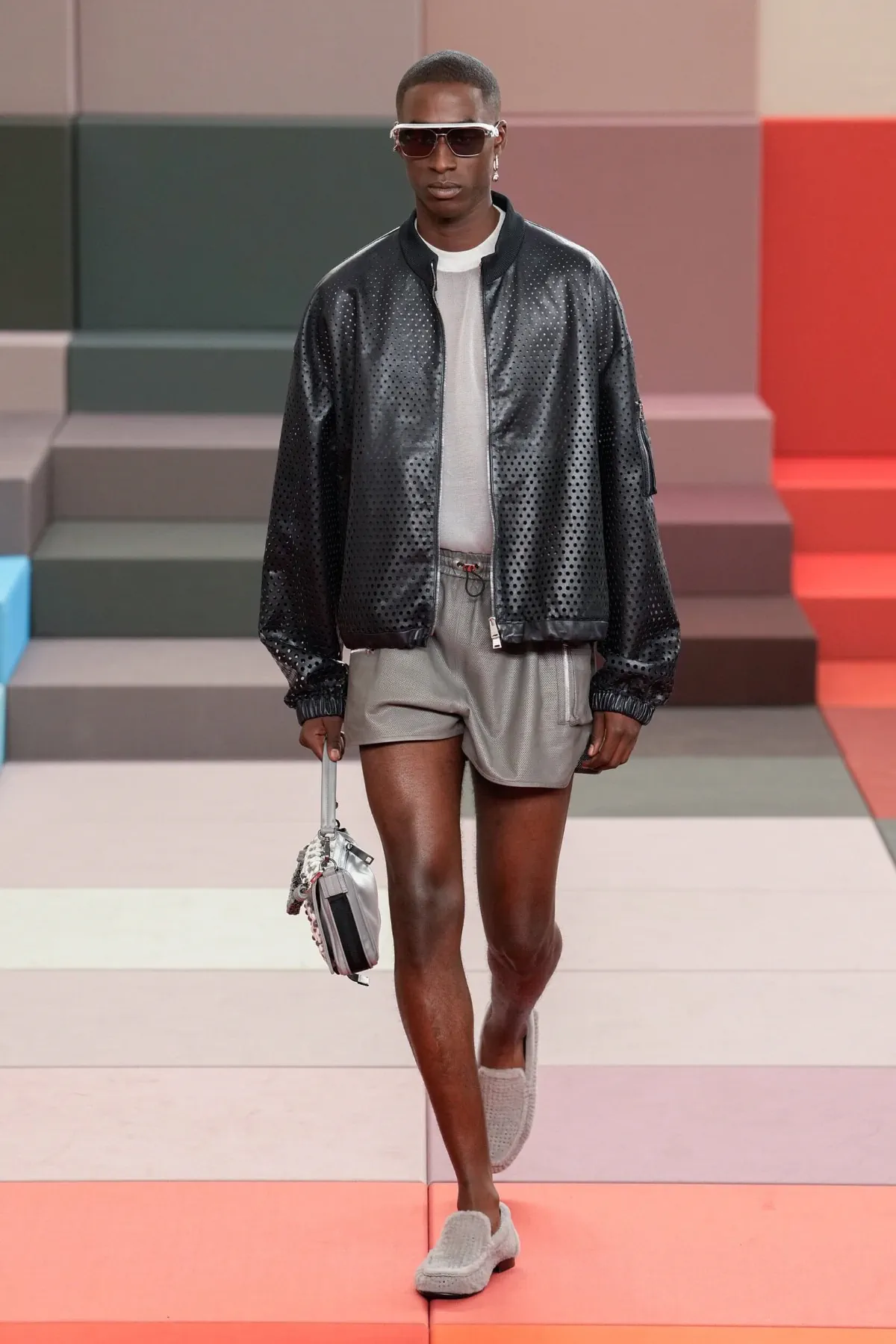 La collection FENDI printemps 2026 ose un vestiaire masculin audacieux et raffiné