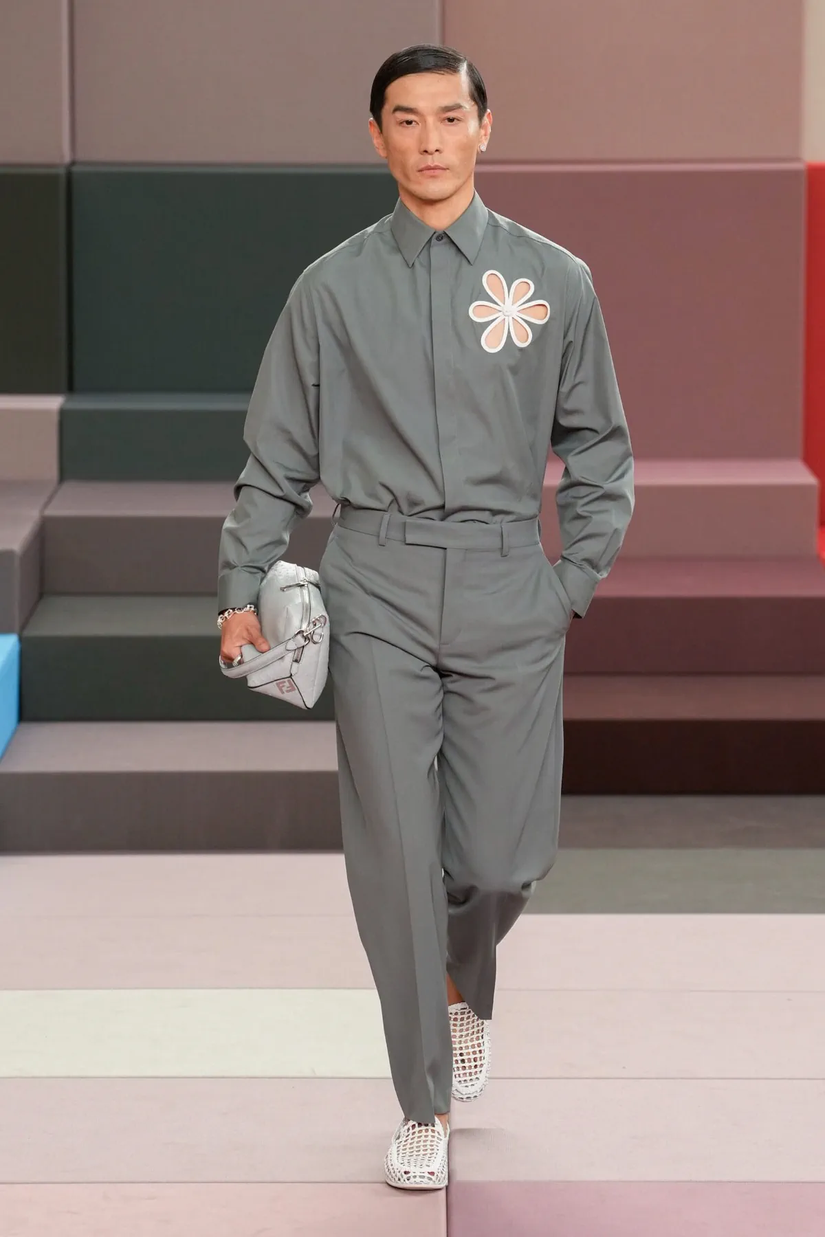La collection FENDI printemps 2026 ose un vestiaire masculin audacieux et raffiné