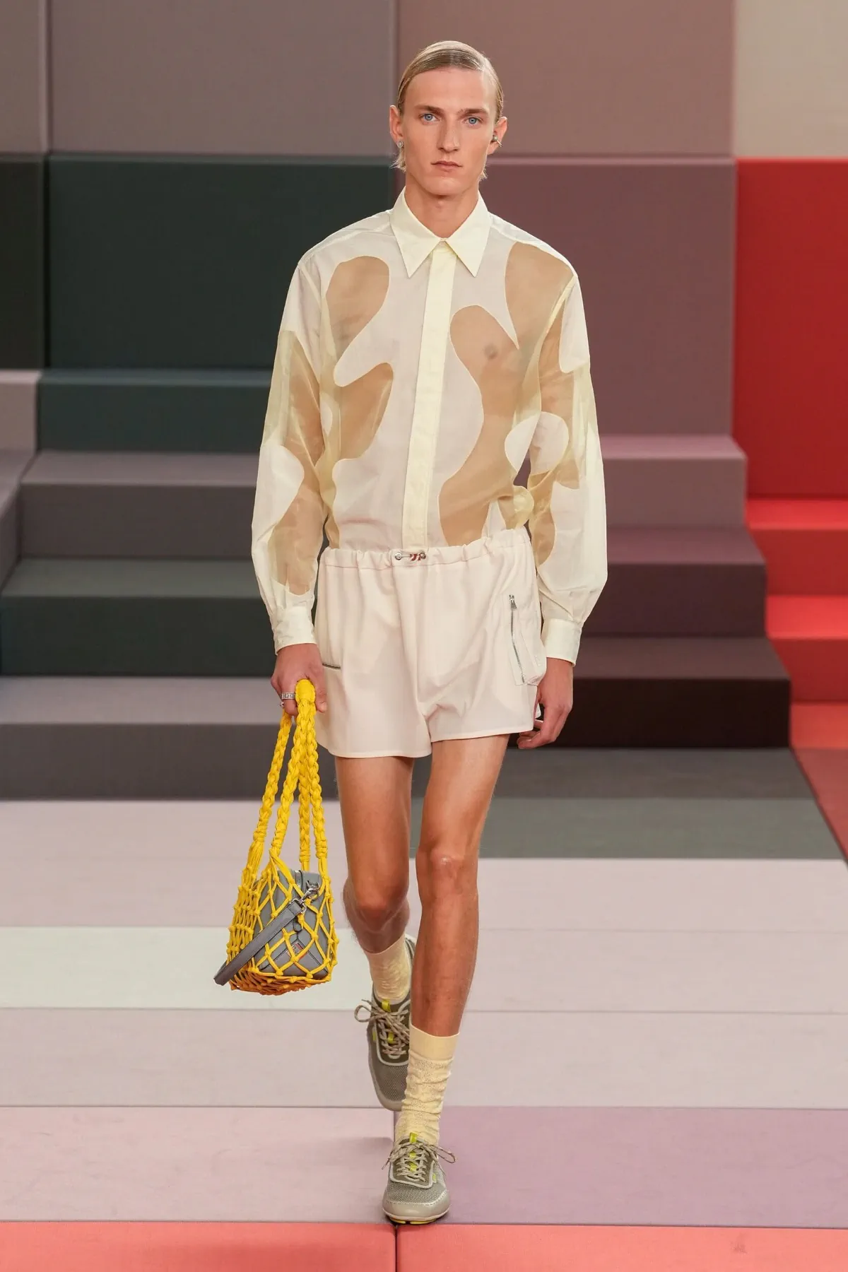 La collection FENDI printemps 2026 ose un vestiaire masculin audacieux et raffiné