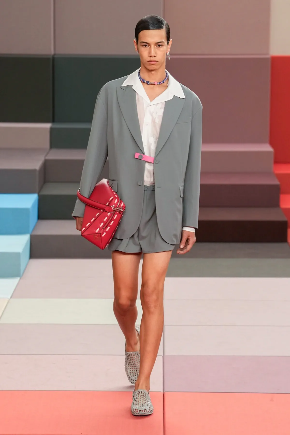 La collection FENDI printemps 2026 ose un vestiaire masculin audacieux et raffiné