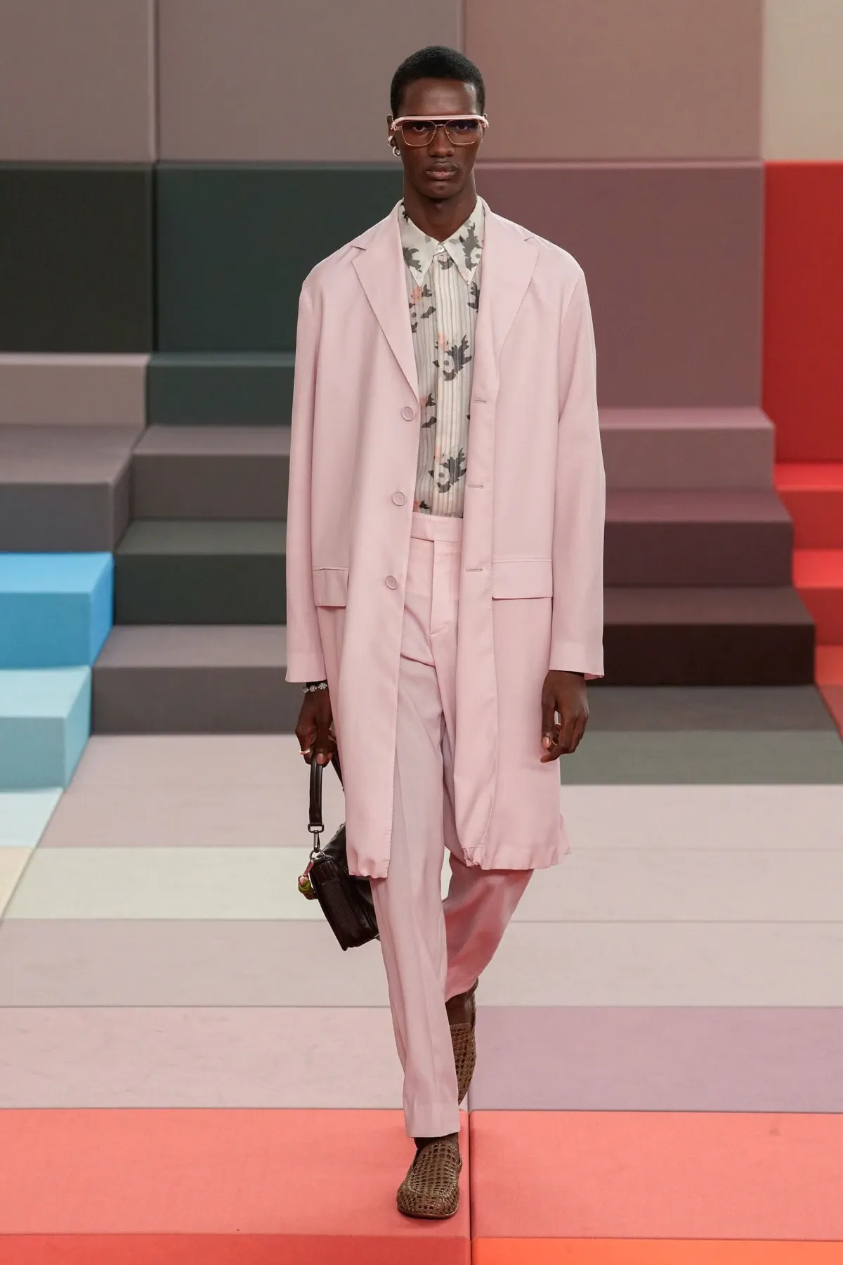 La collection FENDI printemps 2026 ose un vestiaire masculin audacieux et raffiné