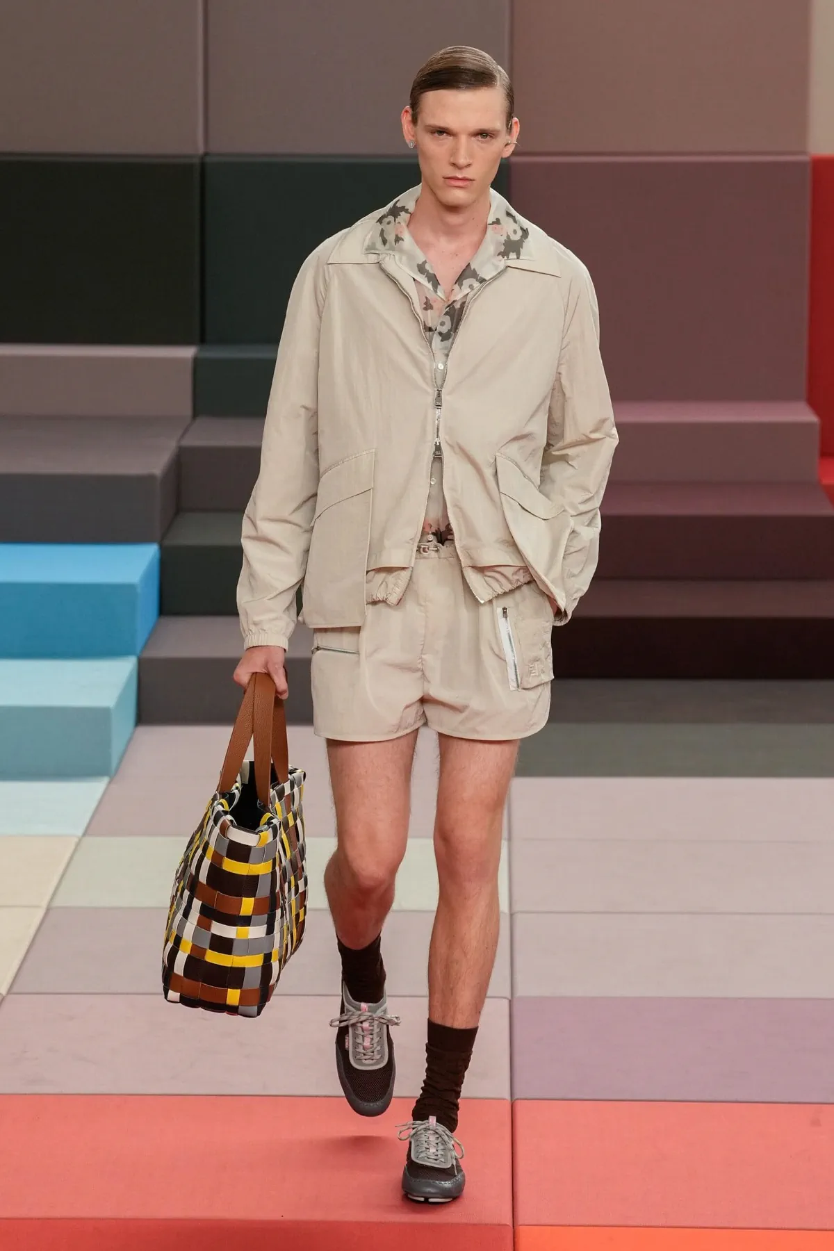 La collection FENDI printemps 2026 ose un vestiaire masculin audacieux et raffiné