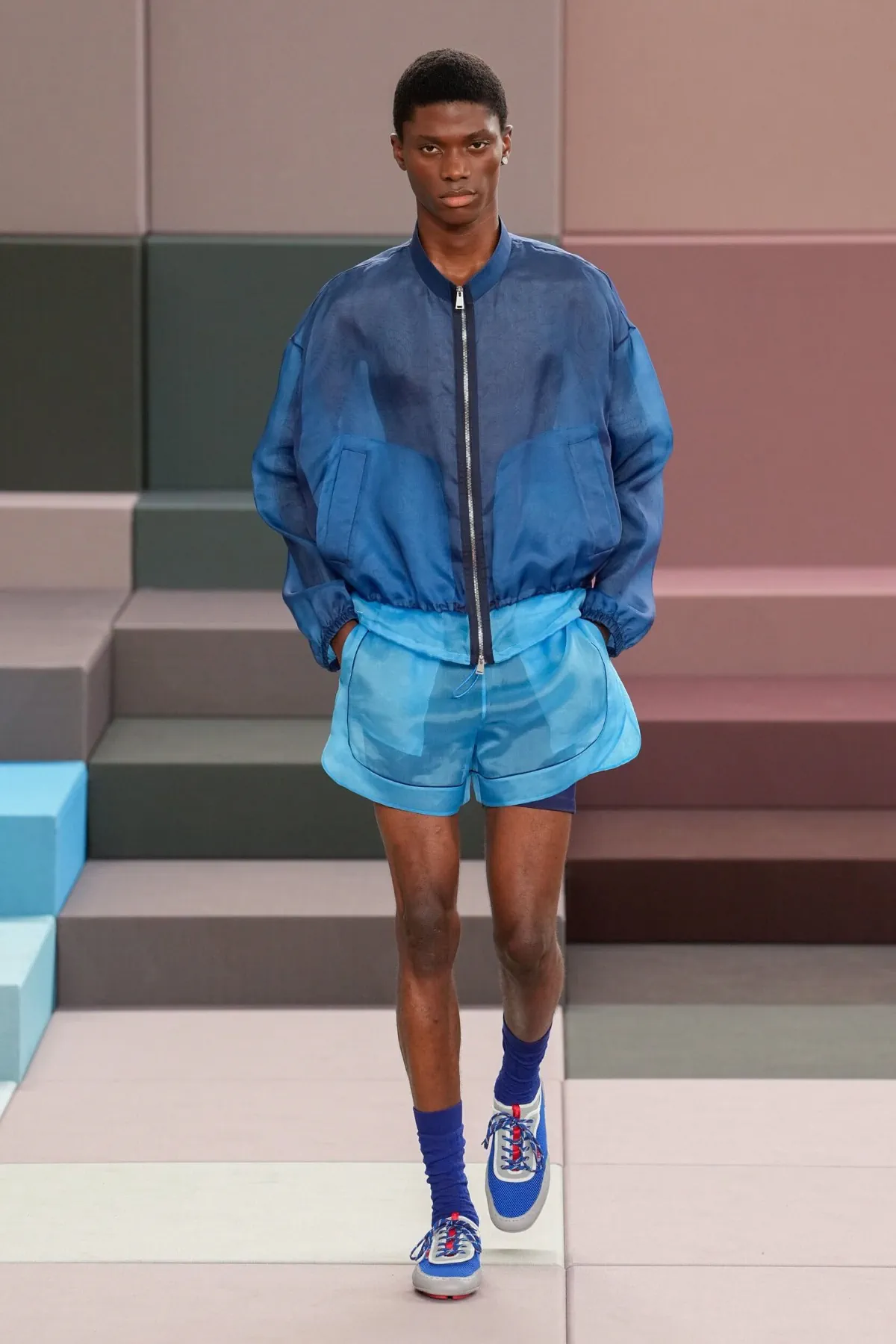 La collection FENDI printemps 2026 ose un vestiaire masculin audacieux et raffiné
