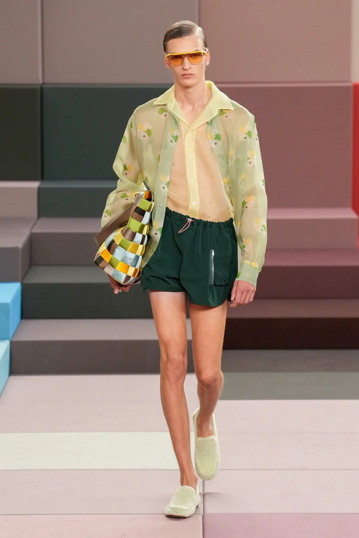 La collection FENDI printemps 2026 ose un vestiaire masculin audacieux et raffiné