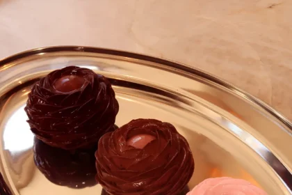 La collaboration Gisou x Cedric Grolet célèbre le miel à travers trois douceurs exclusives