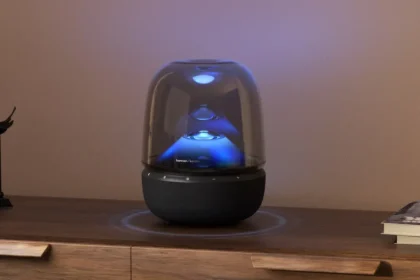La nouvelle Harman Kardon Aura Studio 5 redéfinit les enceintes connectées grâce à son éclairage intelligent