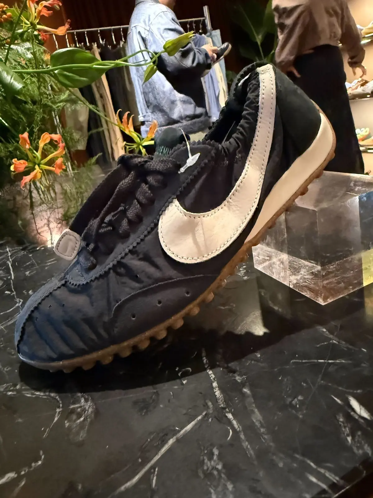 Jacquemus x Nike Moon Shoe Black 0 La collab JACQUEMUS x Nike Moon Shoe ressuscite la toute première sneaker de l'histoire de Nike