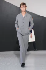 Jil Sander Spring Summer 2026 Milan Fashion Week 1 Simone Bellotti réinvente la masculinité avec sa collection Jil Sander printemps 2026