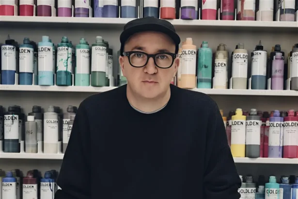 KAWS devient le premier artiste en résidence chez UNIQLO