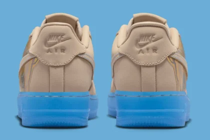 La Kobe Bryant x Air Force 1 « Linen/University Blue » se voit ornée d'un portrait du grand champion