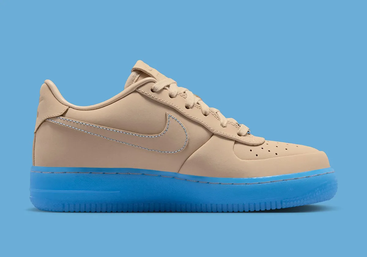 Kobe Bryant x Air Force 1 LinenUniversity Blue 3 La Kobe Bryant x Air Force 1 « Linen/University Blue » se voit ornée d'un portrait du grand champion