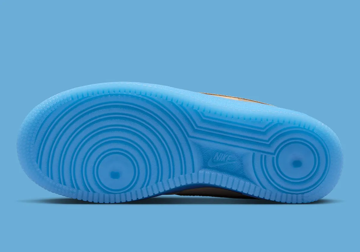 Kobe Bryant x Air Force 1 LinenUniversity Blue 5 La Kobe Bryant x Air Force 1 « Linen/University Blue » se voit ornée d'un portrait du grand champion
