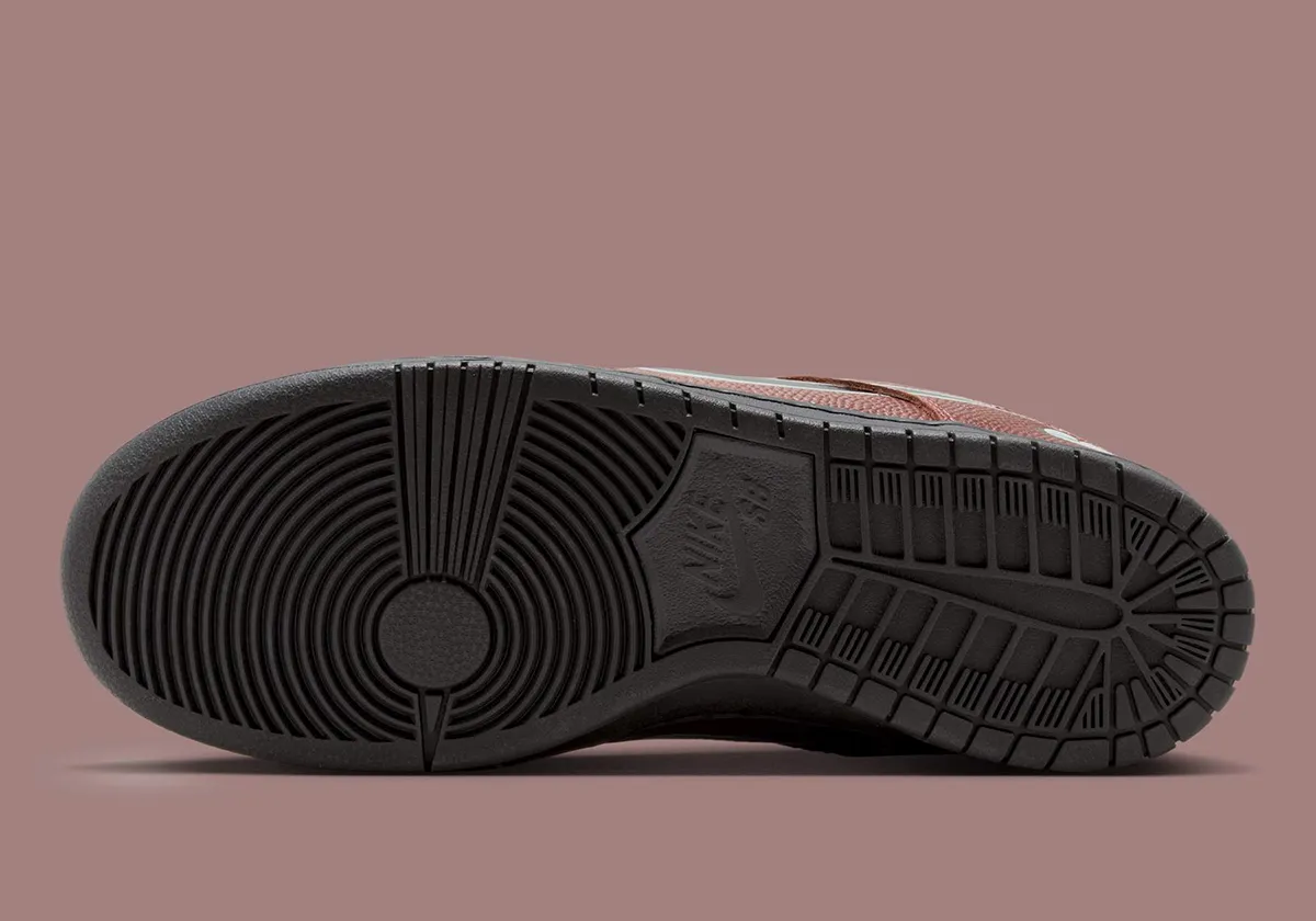 Limosine Skateboards x Nike SB Dunk Low 5 La collaboration Limosine Skateboards x Nike SB Dunk Low arrive en septembre chez les skate shops et sur SNKRS