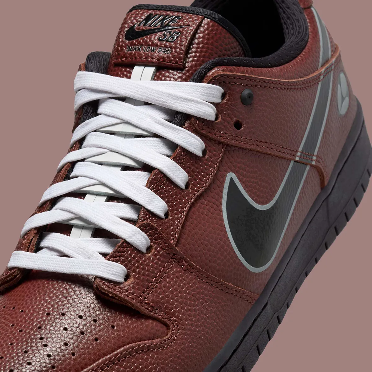 Limosine Skateboards x Nike SB Dunk Low 7 La collaboration Limosine Skateboards x Nike SB Dunk Low arrive en septembre chez les skate shops et sur SNKRS