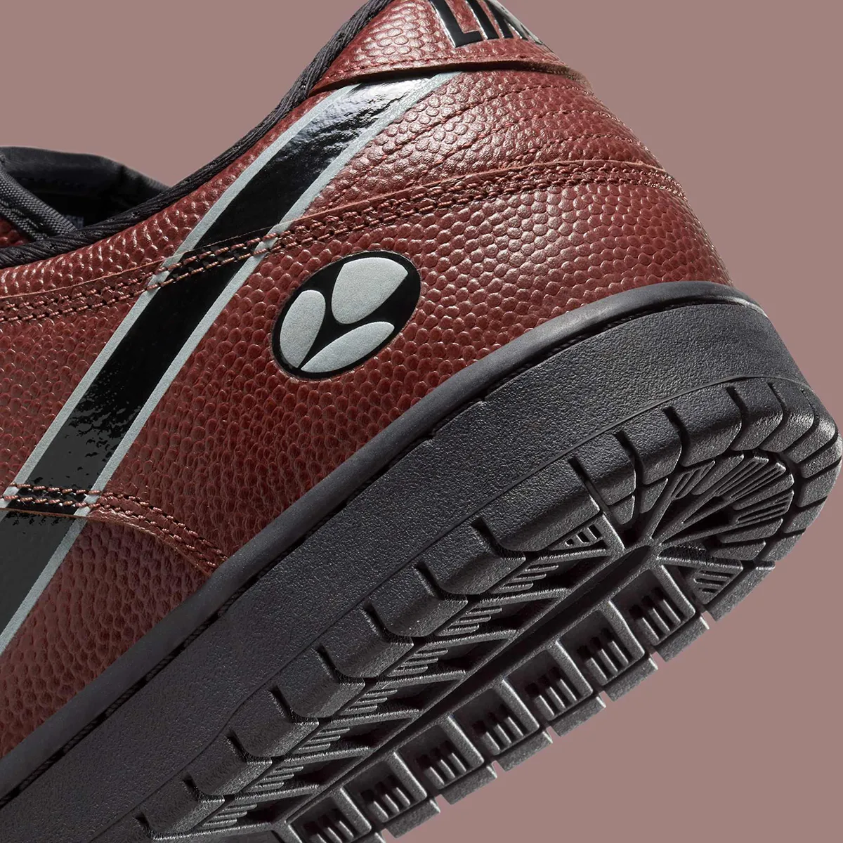 Limosine Skateboards x Nike SB Dunk Low 8 La collaboration Limosine Skateboards x Nike SB Dunk Low arrive en septembre chez les skate shops et sur SNKRS