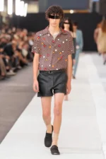 MM6 Maison Margiela Spring Summer 2026 Milan Fashion Week 1 MM6 Maison Margiela printemps 2026 : un vestiaire masculin insolent et direct