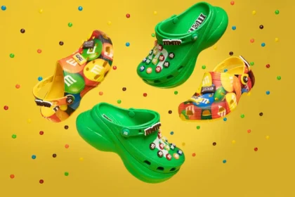 M&M'S et Crocs lancent une collaboration qui devrait faire craquer les amateurs de ces petites dragées colorées