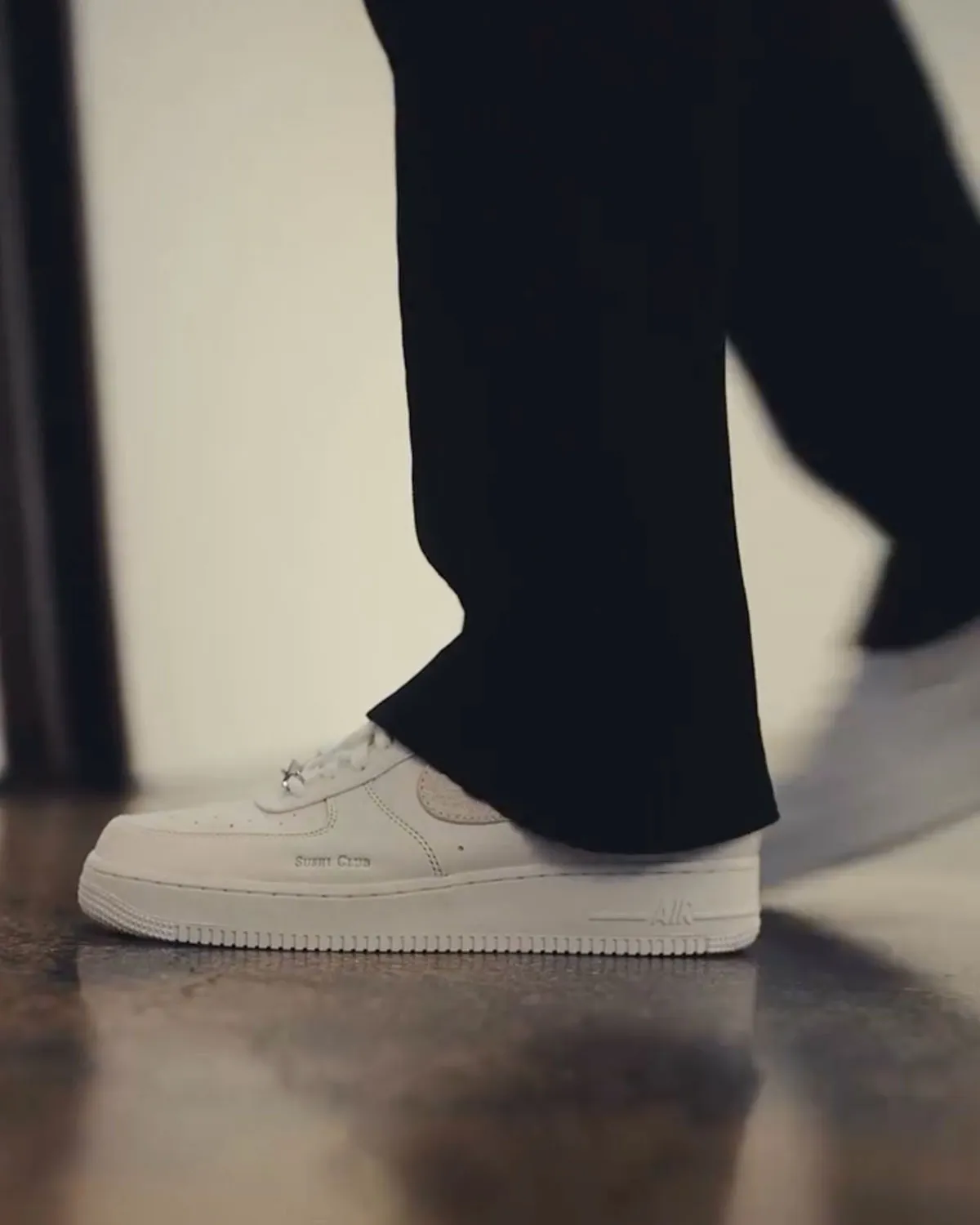 Nike Air Force 1 Low Sushi Club 1 La Nike Air Force 1 Low « Sushi Club » est enfin disponible pour le grand public
