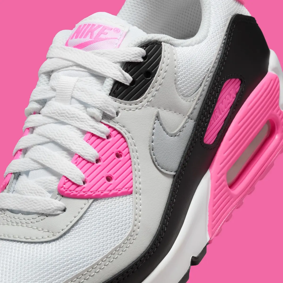 Nike Air Max 90 Pink Glow 4 La Nike Air Max 90 « Pink Glow » arrive avec ses touches roses électrisantes