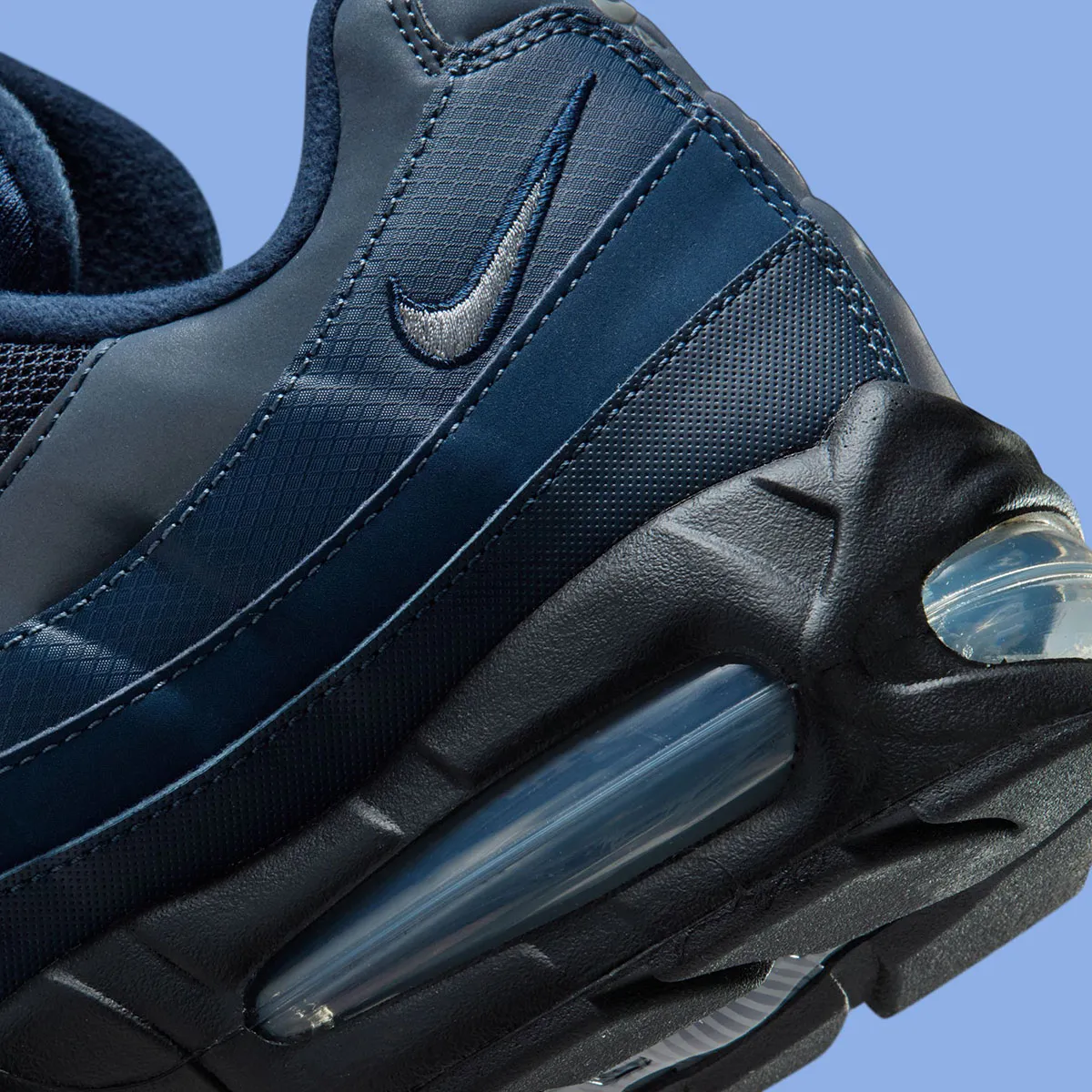 Nike Air Max 95 Obsidian 7 La Nike Air Max 95 « Obsidian » pourrait bien être la surprise sneaker de la fin de l'année 2025