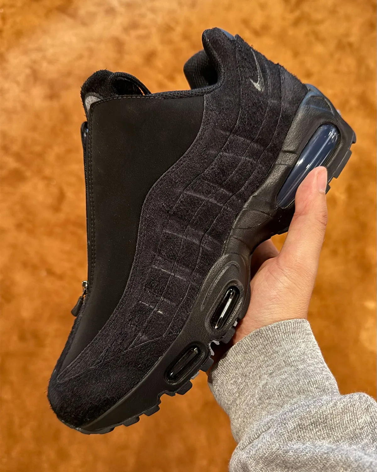 Nike Air Max 95 Zip Navy Red 2 La Nike Air Max 95 Zip « Navy/Red » fait son retour pour séduire une nouvelle génération de passionnés
