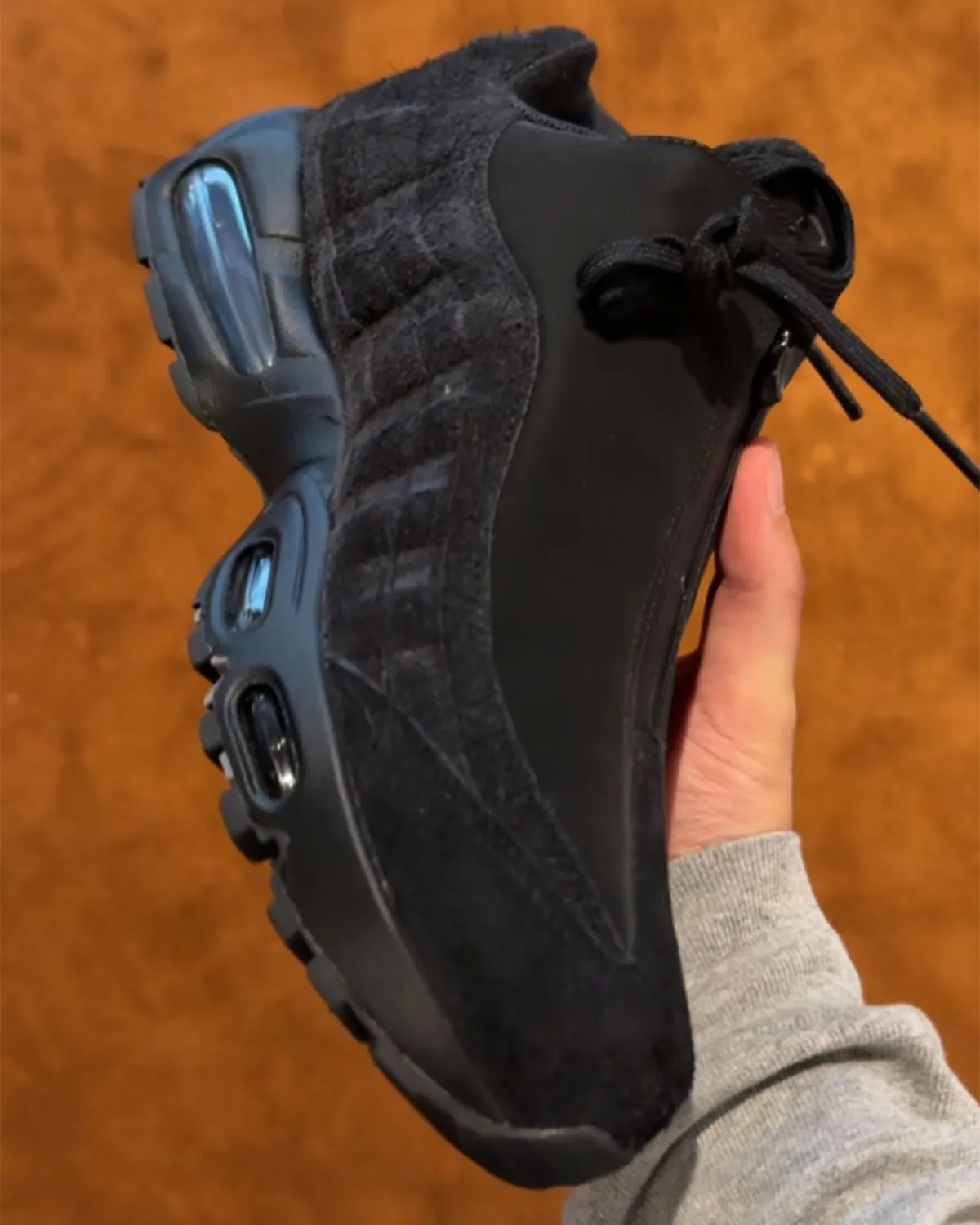 Nike Air Max 95 Zip Navy Red 3 La Nike Air Max 95 Zip « Navy/Red » fait son retour pour séduire une nouvelle génération de passionnés