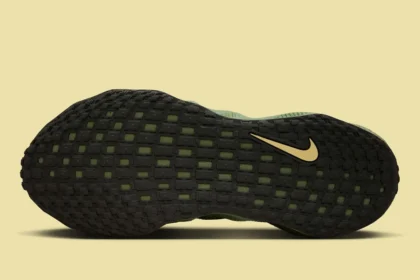 La Nike Ava Rover est désormais dotée de détails réfléchissants dans le nouveau coloris « Sequoia/Soft Yellow »