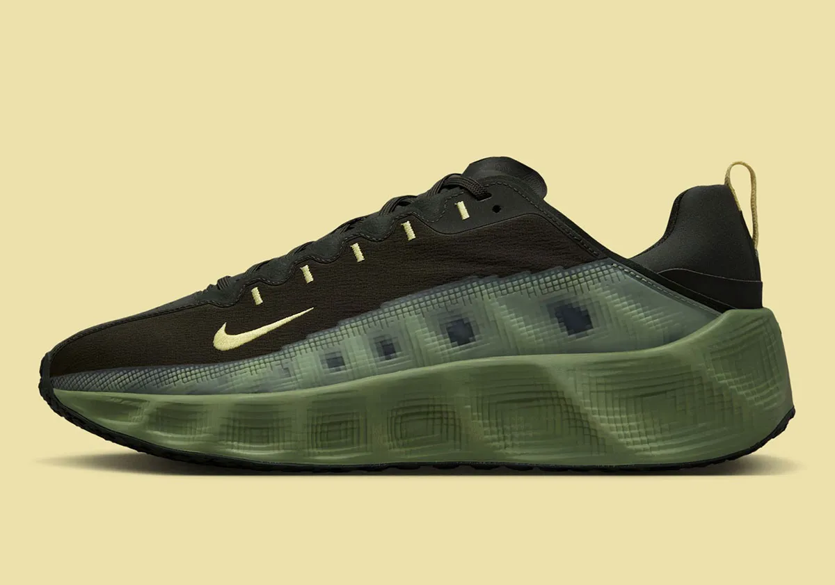 Nike Ava Rover Sequoia Soft Yellow 2 La Nike Ava Rover est désormais dotée de détails réfléchissants dans le nouveau coloris « Sequoia/Soft Yellow »