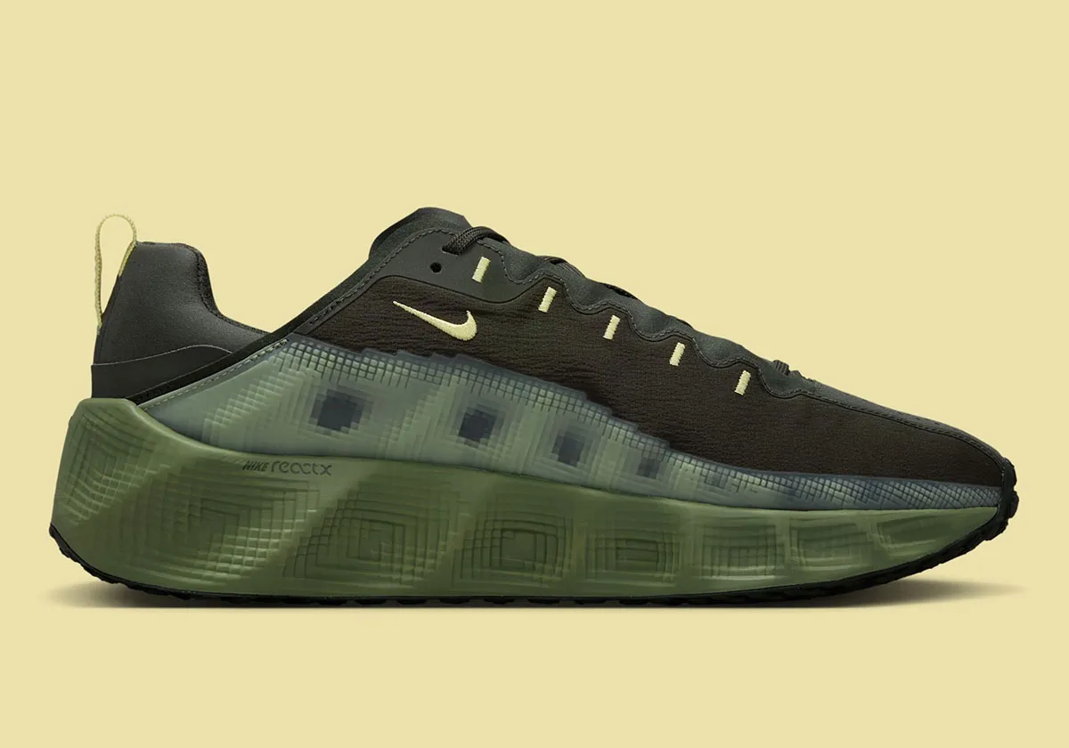 Nike Ava Rover Sequoia Soft Yellow 3 La Nike Ava Rover est désormais dotée de détails réfléchissants dans le nouveau coloris « Sequoia/Soft Yellow »