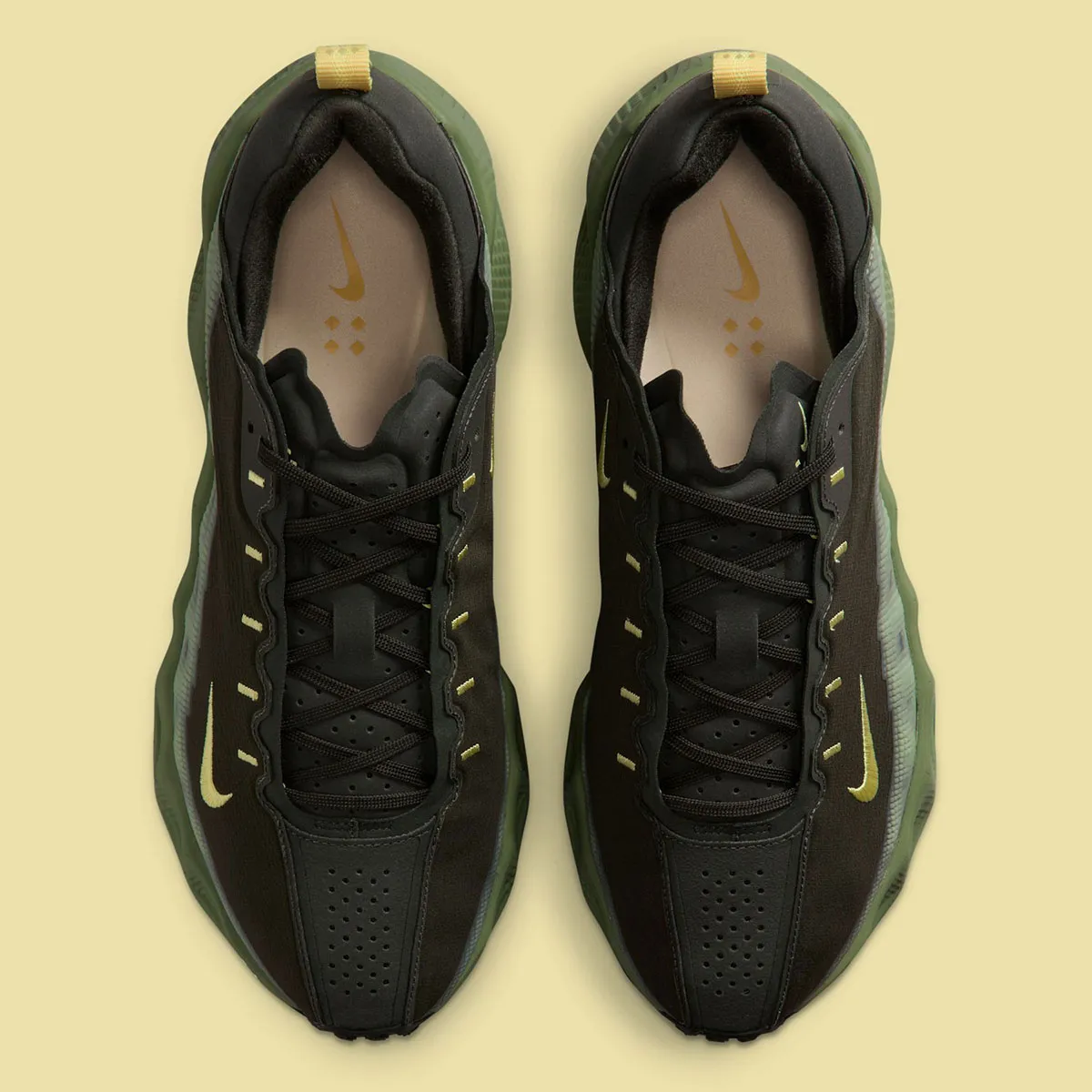 Nike Ava Rover Sequoia Soft Yellow 4 La Nike Ava Rover est désormais dotée de détails réfléchissants dans le nouveau coloris « Sequoia/Soft Yellow »