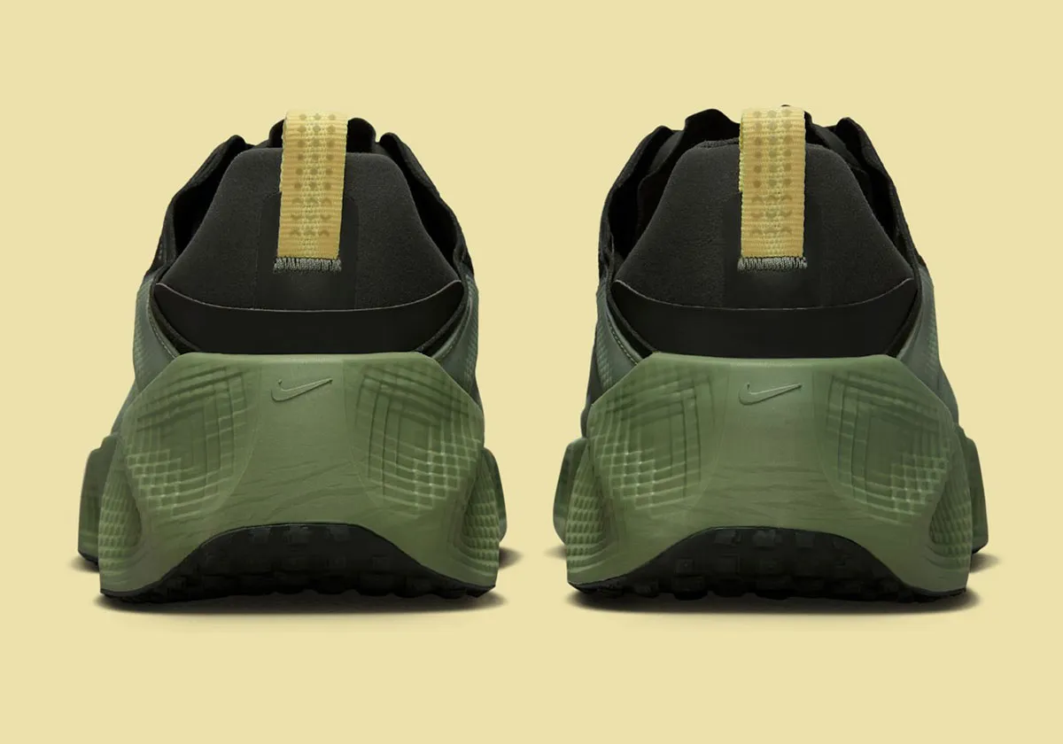 Nike Ava Rover Sequoia Soft Yellow 5 La Nike Ava Rover est désormais dotée de détails réfléchissants dans le nouveau coloris « Sequoia/Soft Yellow »