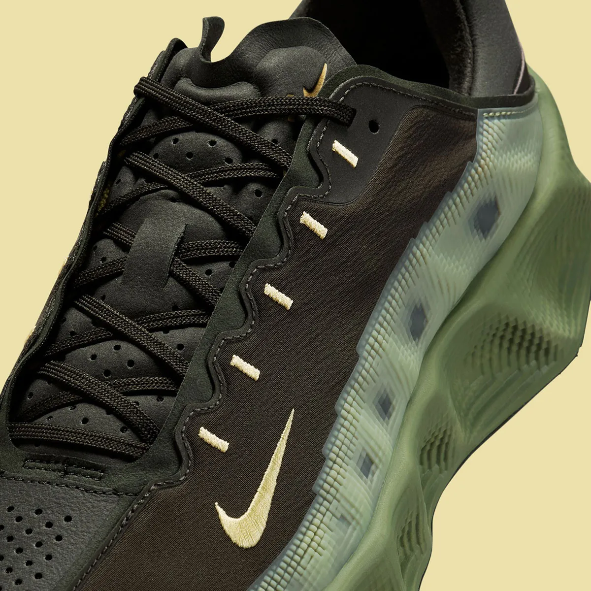 Nike Ava Rover Sequoia Soft Yellow 6 La Nike Ava Rover est désormais dotée de détails réfléchissants dans le nouveau coloris « Sequoia/Soft Yellow »