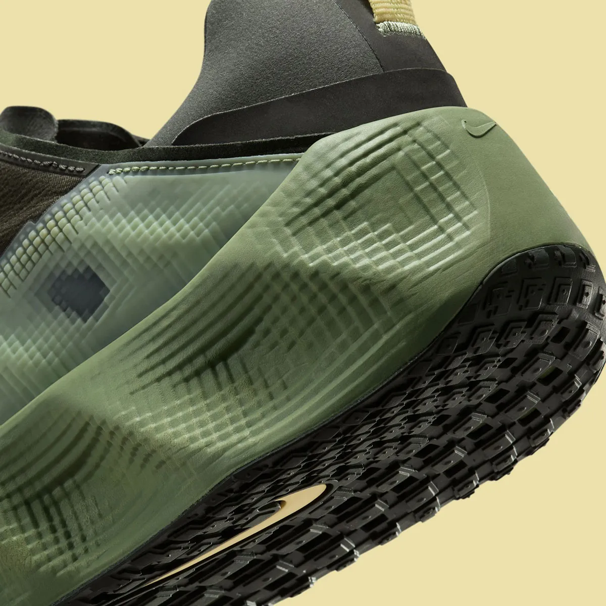 Nike Ava Rover Sequoia Soft Yellow 7 La Nike Ava Rover est désormais dotée de détails réfléchissants dans le nouveau coloris « Sequoia/Soft Yellow »