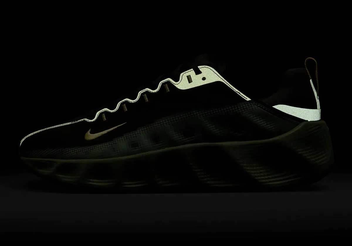 Nike Ava Rover Sequoia Soft Yellow 8 La Nike Ava Rover est désormais dotée de détails réfléchissants dans le nouveau coloris « Sequoia/Soft Yellow »