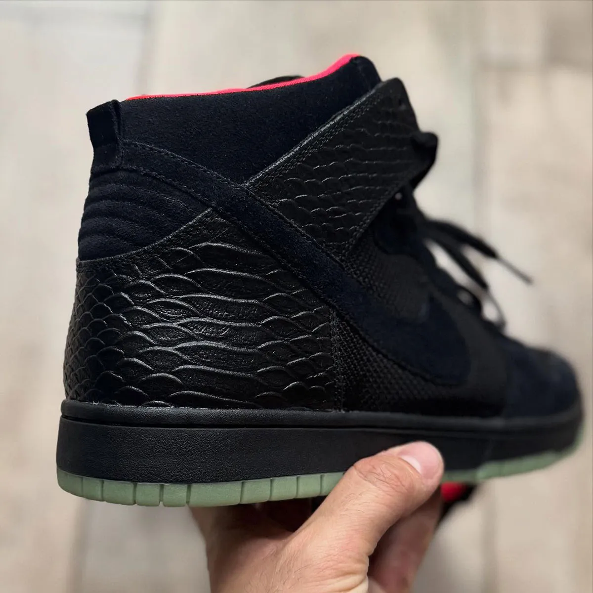 Nike Dunk High Solar Red 4 Un prototype inédit de la Nike Dunk High « Solar Red » refait surface sous forme d'échantillon collector à 10 000 dollars