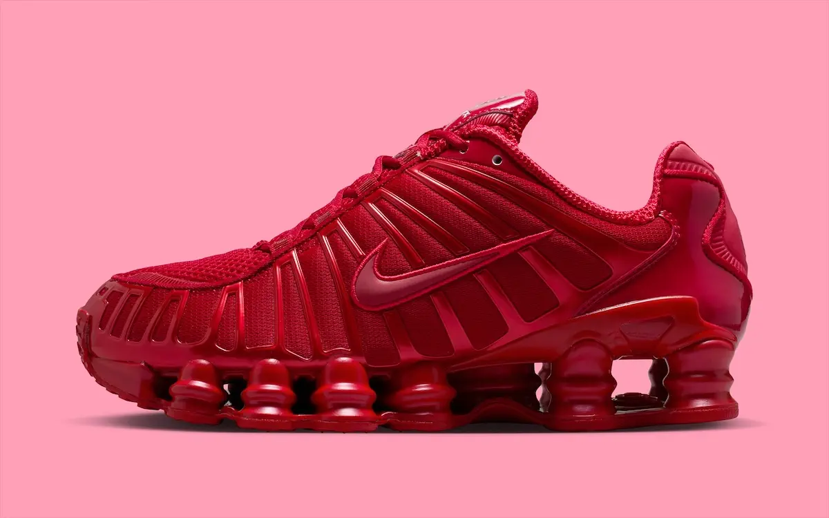Nike Shox TL Gym Red 1 La Nike Shox TL « Gym Red » enflamme nos pieds avec son rouge intense