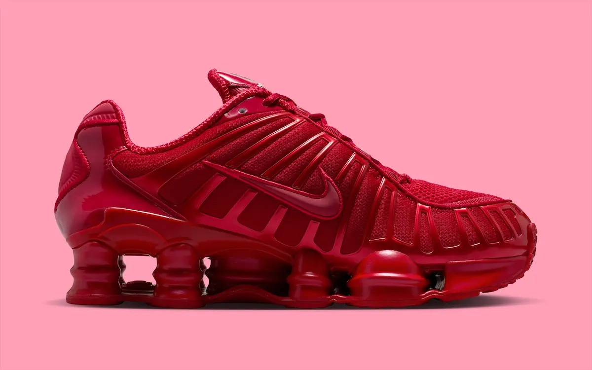 Nike Shox TL Gym Red 2 La Nike Shox TL « Gym Red » enflamme nos pieds avec son rouge intense