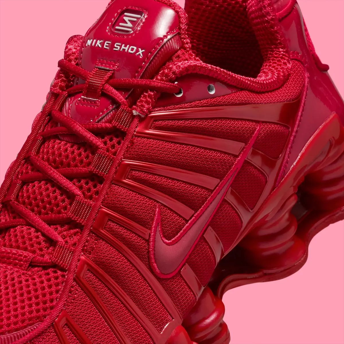 Nike Shox TL Gym Red 4 La Nike Shox TL « Gym Red » enflamme nos pieds avec son rouge intense
