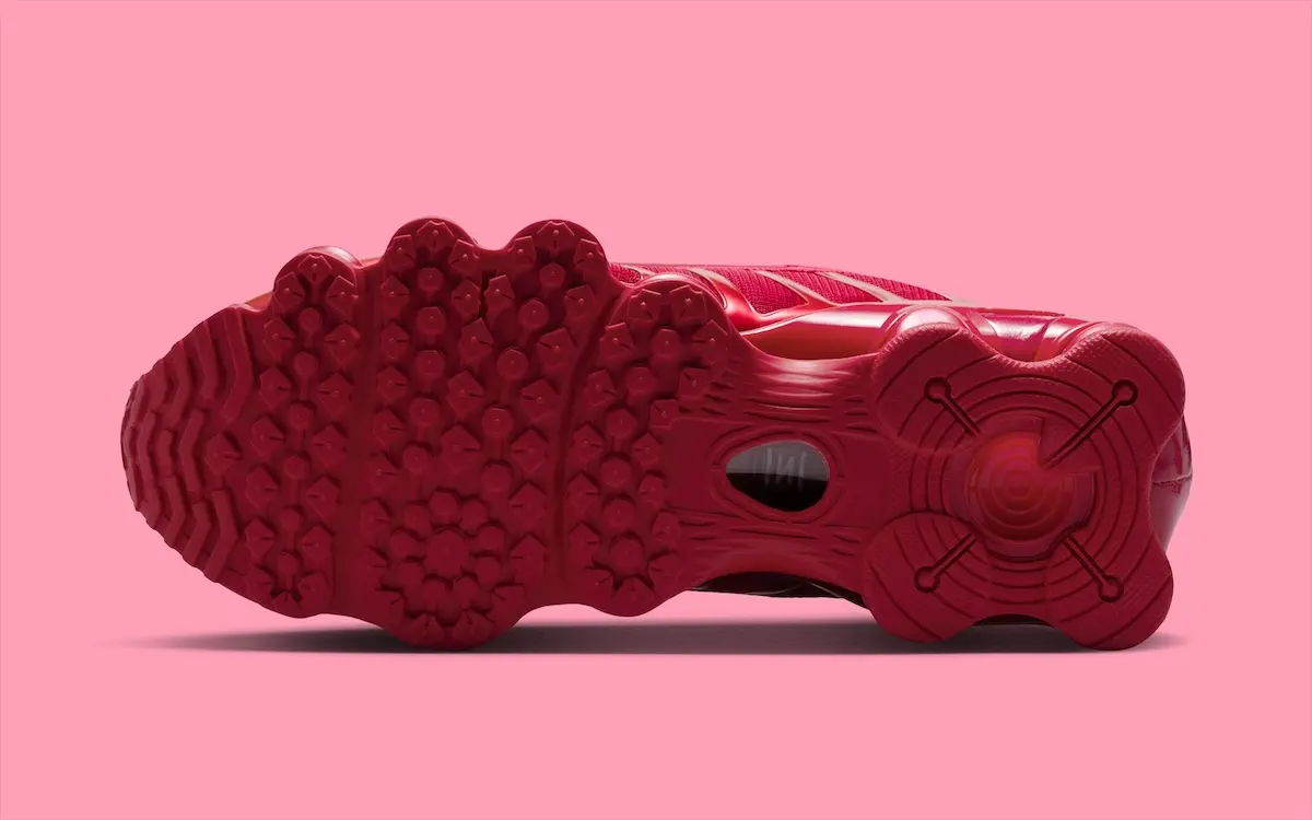 Nike Shox TL Gym Red 7 La Nike Shox TL « Gym Red » enflamme nos pieds avec son rouge intense