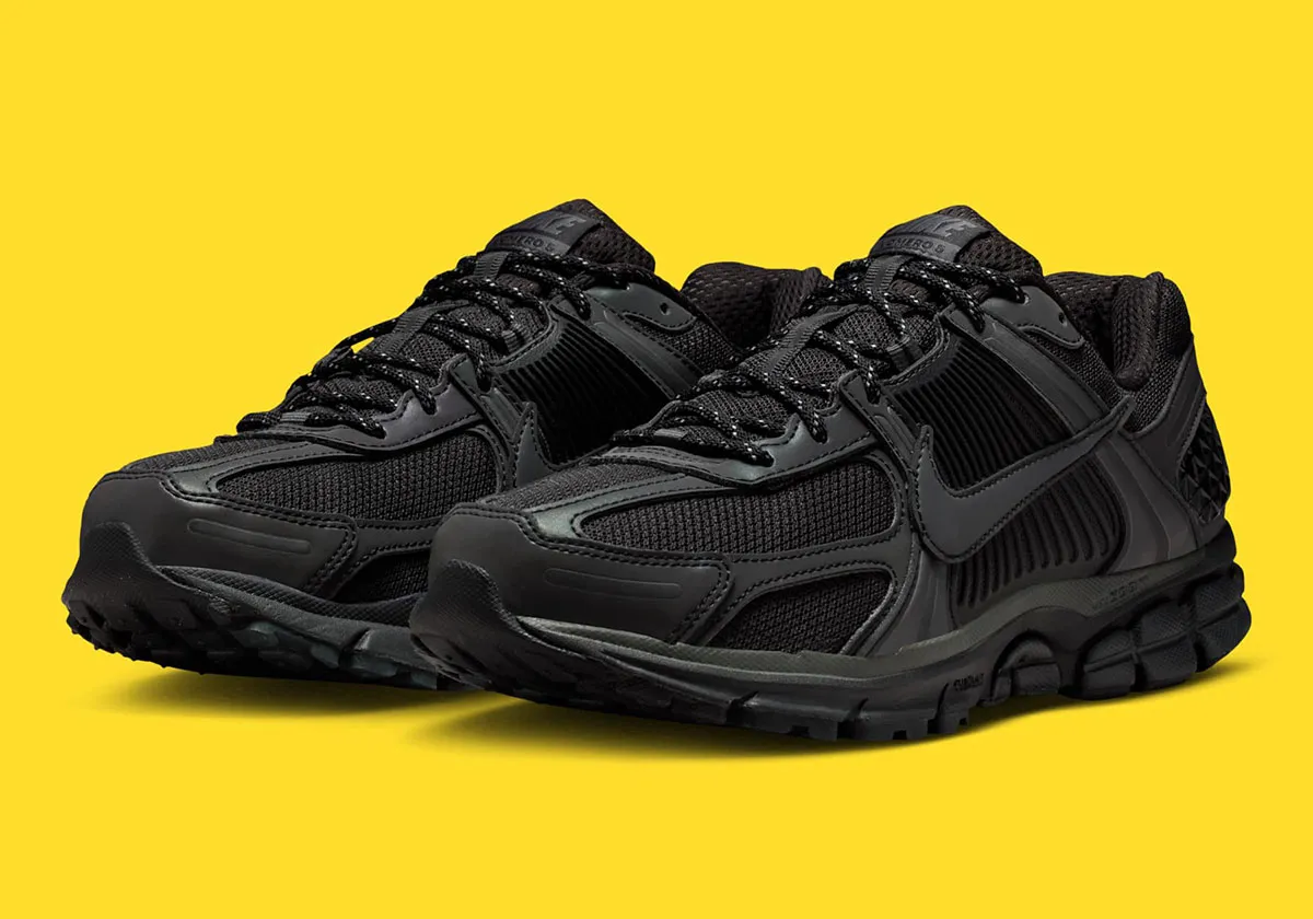 Nike Zoom Vomero 5 All Black Reflective 1 La Nike Zoom Vomero 5 « All-Black Reflective » illumine les rues grâce à sa technologie réfléchissante