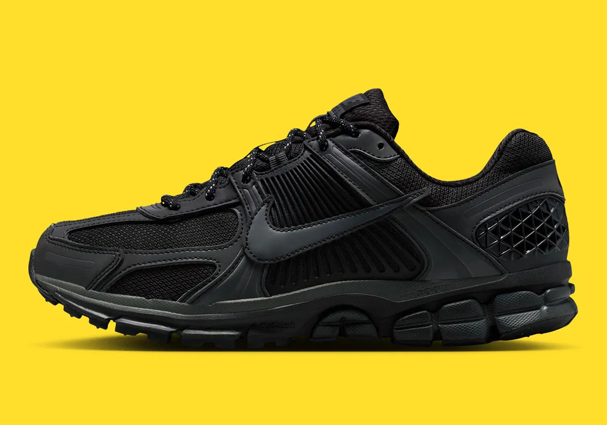 Nike Zoom Vomero 5 All Black Reflective 2 La Nike Zoom Vomero 5 « All-Black Reflective » illumine les rues grâce à sa technologie réfléchissante