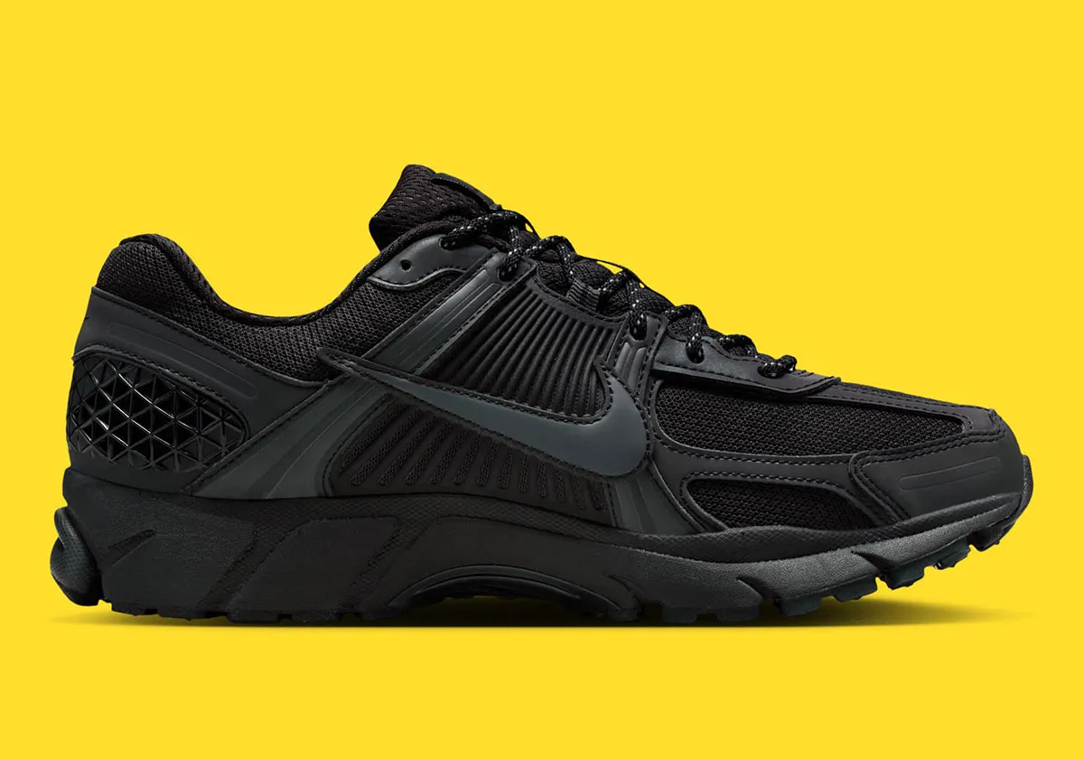 Nike Zoom Vomero 5 All Black Reflective 3 La Nike Zoom Vomero 5 « All-Black Reflective » illumine les rues grâce à sa technologie réfléchissante