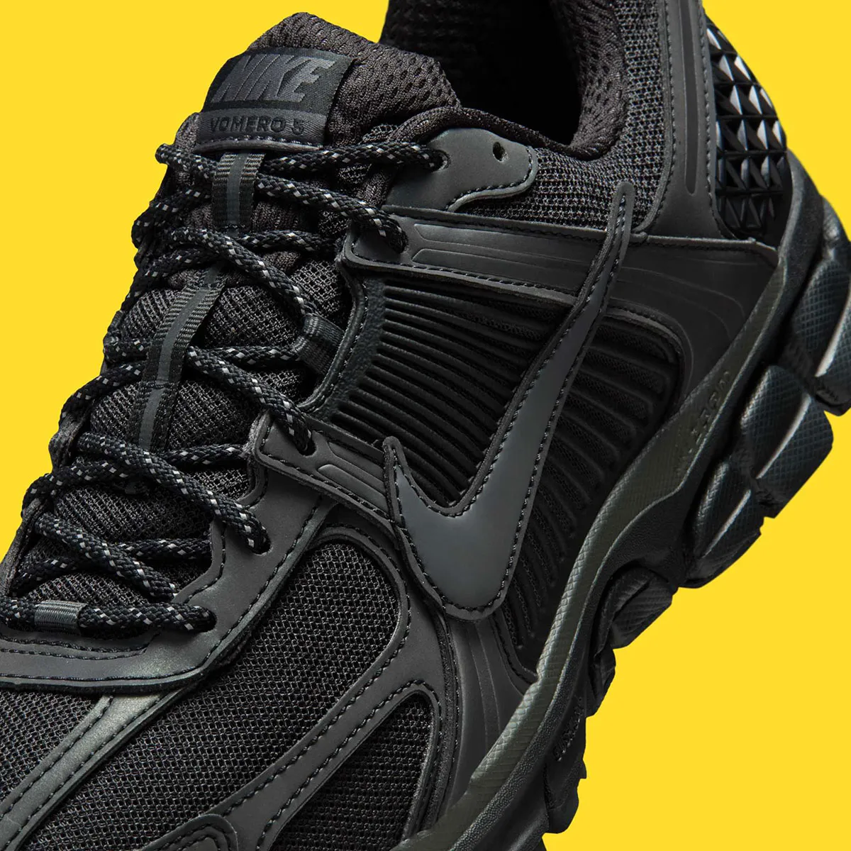 Nike Zoom Vomero 5 All Black Reflective 6 La Nike Zoom Vomero 5 « All-Black Reflective » illumine les rues grâce à sa technologie réfléchissante