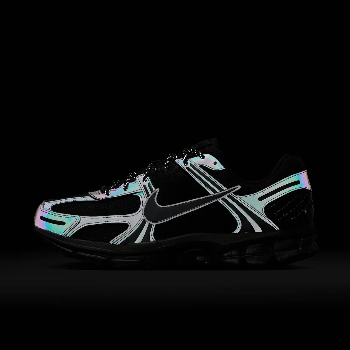 Nike Zoom Vomero 5 All Black Reflective 8 La Nike Zoom Vomero 5 « All-Black Reflective » illumine les rues grâce à sa technologie réfléchissante